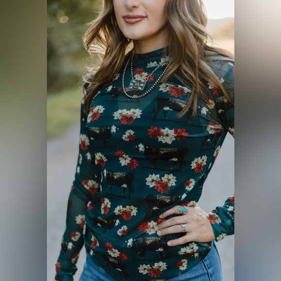 Poinsettias on the Prairie Mesh Top - Picture 3 of 7